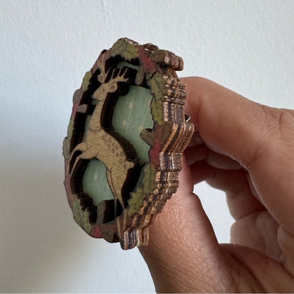 🦌 Handcrafted Cottagecore Reindeer Wood Brooch (Hand painted wood deer) - Picture 5 of 10